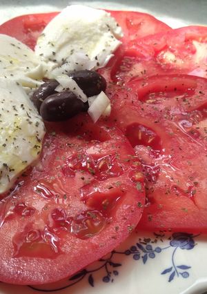 Una foto de Carpaccio de tomate de la huerta de Zaragoza