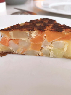Una foto de Tortilla de papa y boniato