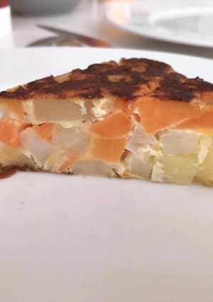 Una foto de Tortilla de papa y boniato