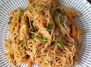 Foto principal de Noodles Yakisoba (con pollo y verduras salteadas al wok)
