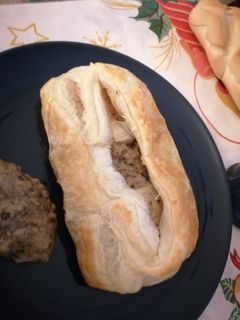Una foto de Hojaldre de pavo con salsa de champiñón