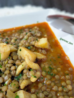 Una foto de Guiso de lentejas con sepia al curry