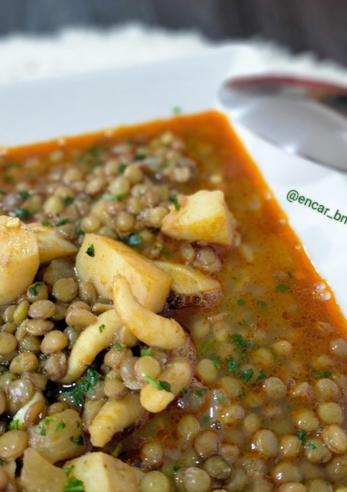 Una foto de Guiso de lentejas con sepia al curry