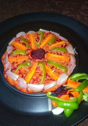 बीटरूट हेल्दी उत्तपम (beetroot uttapam recipe in marathi) रेसिपी चे मुख्य फोटो 