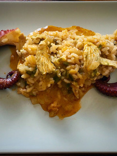 Foto principal de Arroz meloso con pulpo y pechugas de pollo con mojo verde