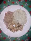 Arroz con cebollín y chucrut suave, con pollo al vino