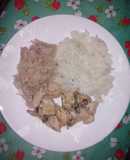 Arroz con cebollín y chucrut suave, con pollo al vino