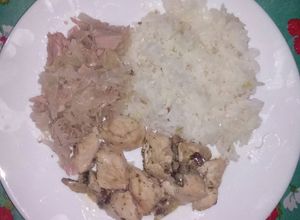 Una foto de Arroz con cebollín y chucrut suave, con pollo al vino