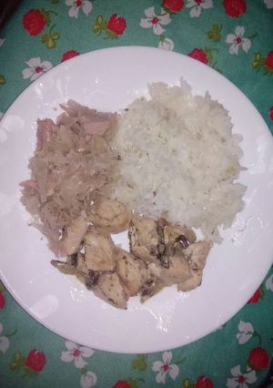 Una foto de Arroz con cebollín y chucrut suave, con pollo al vino