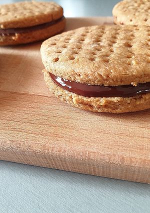 Une photo de Biscuits végan fourrés au chocolat noir façon petit prince