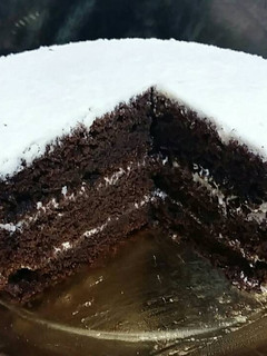 Una foto de Bizcocho de chocolate con nata 🍰