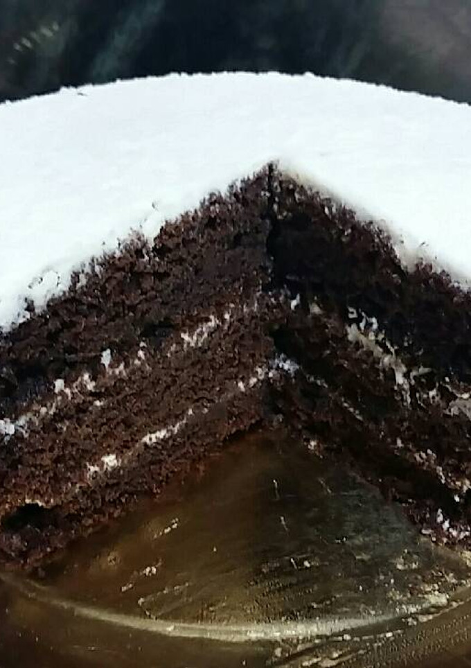 Una foto de Bizcocho de chocolate con nata 🍰