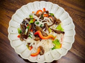 Hình của món Bánh đa (mì gạo) xào vét tủ.