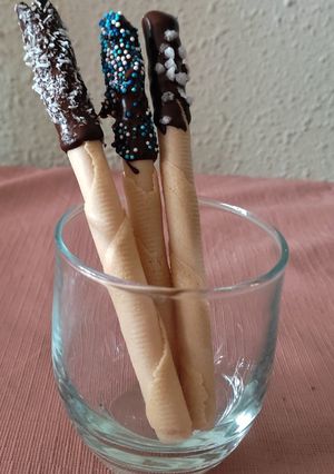 Una foto de Neulas divertidas de chocolate y toppings