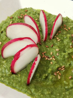 Una foto de Hummus de Espinacas y Rábano 🍽️
