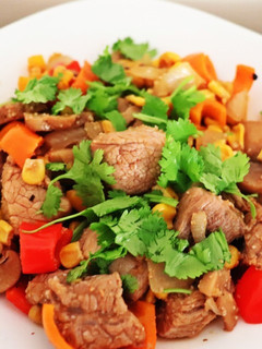 Foto de Carne de porco com pimentos e milho