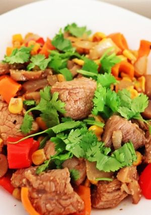 Foto de Carne de porco com pimentos e milho