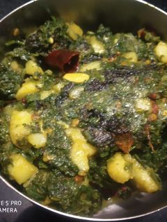 आलू पालक की सब्जी (aloo palak ki sabzi recipe in Hindi) रेसिपी मुख्य फोटो