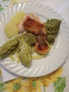 Foto di Trota salmonata con quello di broccolo romano e patate