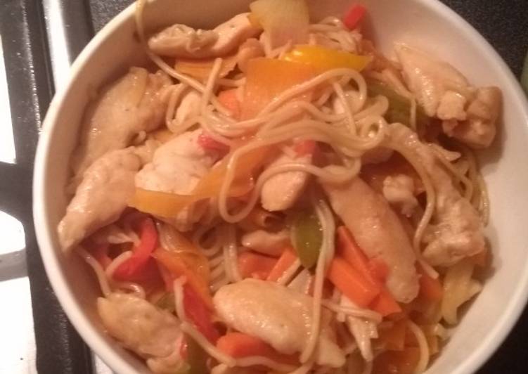 Maniere simple a Preparer Rapide Chow Mein de poulet et légumes