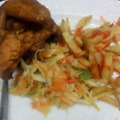 A picture of Fried chicken periperi with French fries.