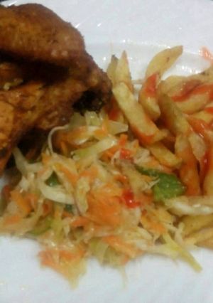A picture of Fried chicken periperi with French fries.