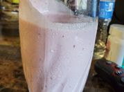 Una foto de batido de frambuesa y leche