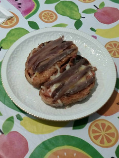 Una foto de Tostadas picantes de queso fundido y anchoas