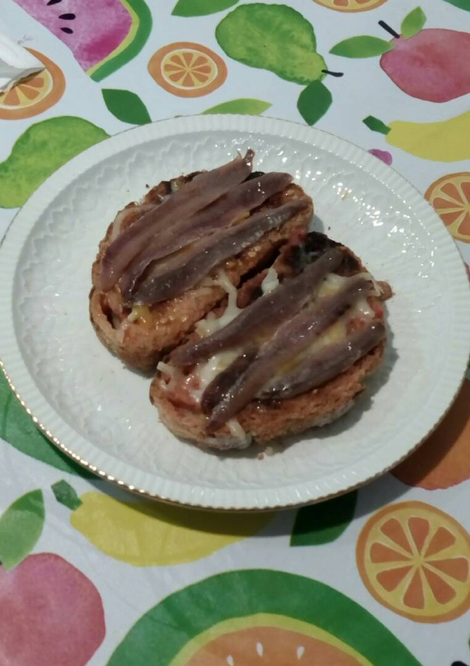 Una foto de Tostadas picantes de queso fundido y anchoas