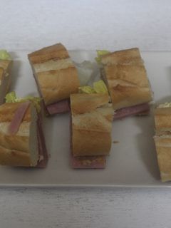 Una foto de Bocadillos de jamón dulce y atún, troceados y sin trocear
