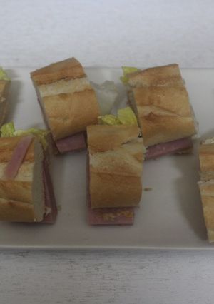 Una foto de Bocadillos de jamón dulce y atún, troceados y sin trocear