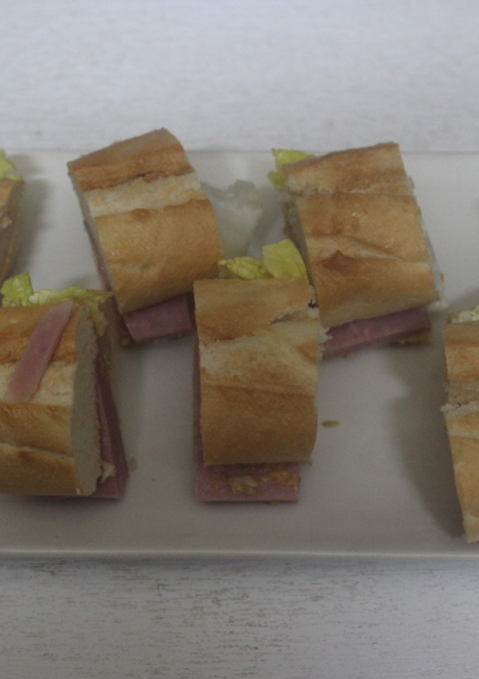 Una foto de Bocadillos de jamón dulce y atún, troceados y sin trocear