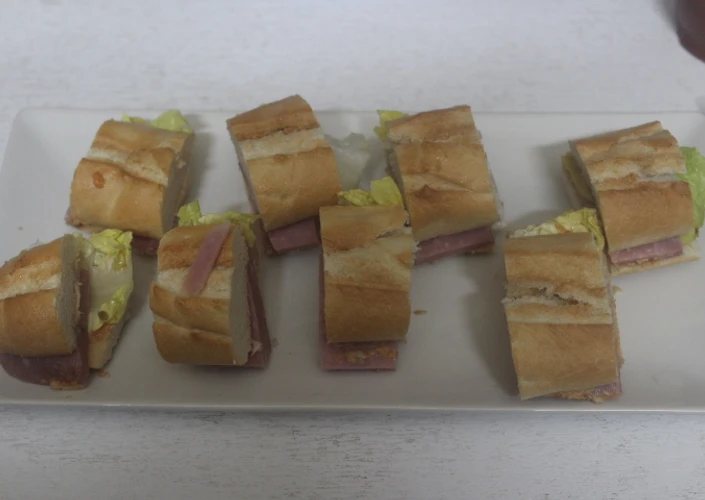 Receta Bocadillos de jamón dulce y atún, troceados y sin trocear