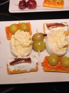 Una foto de Huevos rellenos con uvas y anchoas