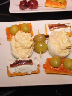 Una foto de Huevos rellenos con uvas y anchoas