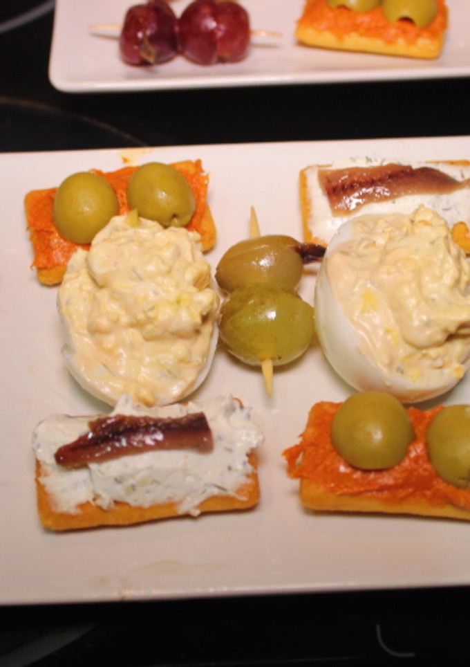 Una foto de Huevos rellenos con uvas y anchoas