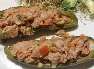 Una foto de Chiles jalapeños rellenos de atún