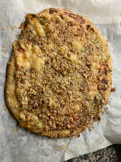 Una foto de Pizza cuatro quesos con nueces