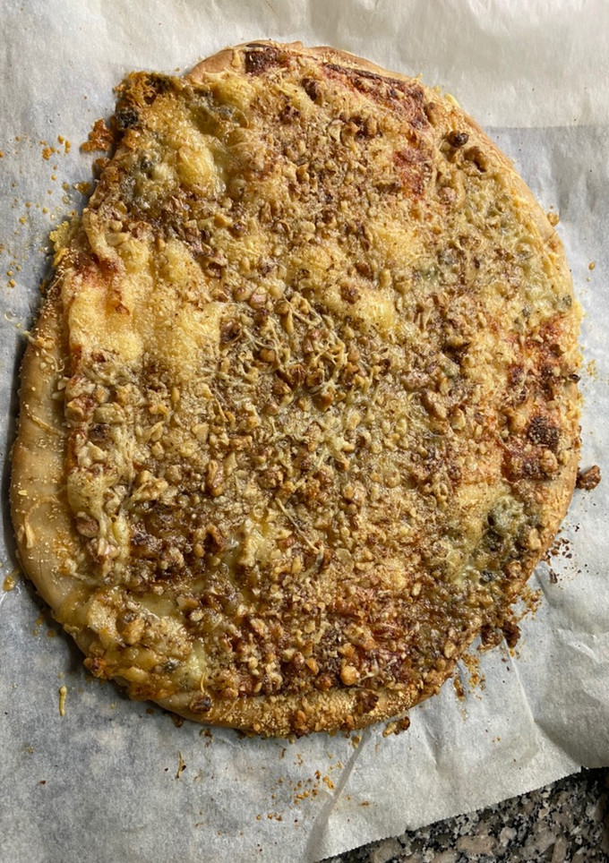 Una foto de Pizza cuatro quesos con nueces