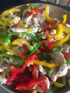 Una foto de Fajitas de pollo con 3 pimientos