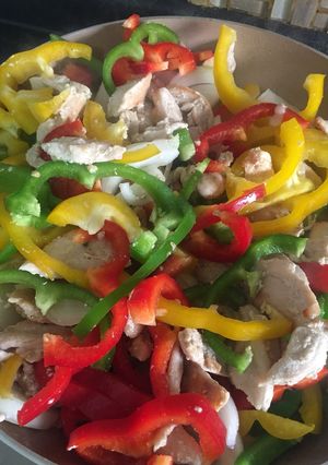 Una foto de Fajitas de pollo con 3 pimientos