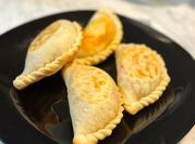 Una foto de empanada de atún