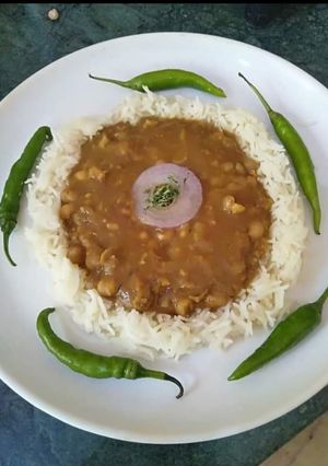 A picture of Tasty chana chawal with green chilli.