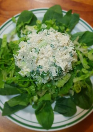 Una foto de Ensalada de pollo con yogurt