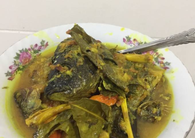 Bagaimana Membuat Ikan mas bumbu kuah kuning Anti Gagal