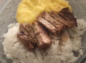 Una foto de Bife de cerdo con puré y arroz