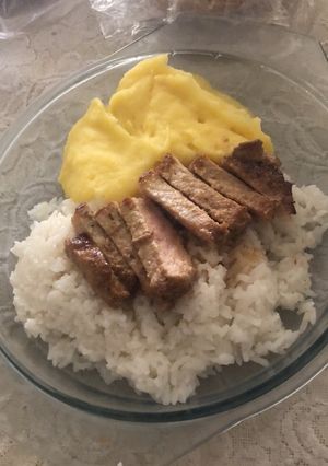 Una foto de Bife de cerdo con puré y arroz