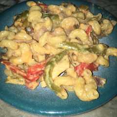 A picture of Fideitos con queso, pollo y verduras.
