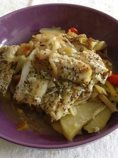Una foto de Filetes de pescado al horno con cama de patatas