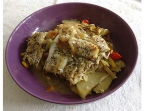 Foto principal de Filetes de pescado al horno con cama de patatas